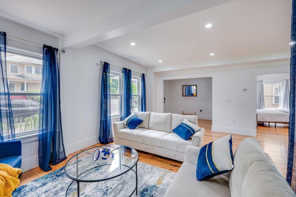 Modern Red Door Haven +5Mins To Boston Apartment Milton Bagian luar foto