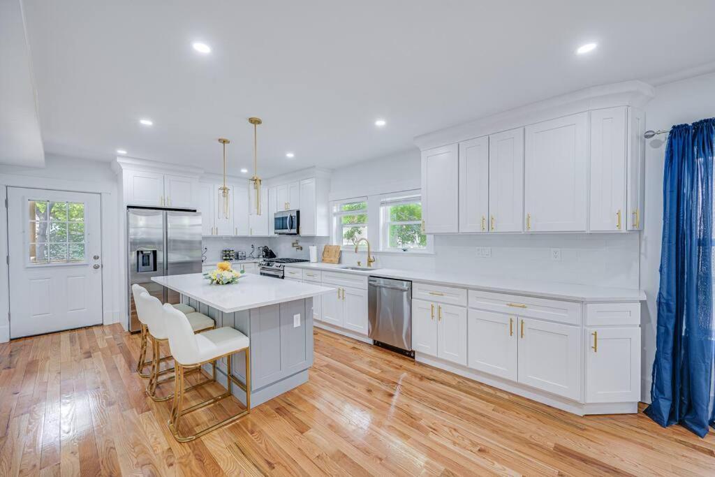 Modern Red Door Haven +5Mins To Boston Apartment Milton Bagian luar foto