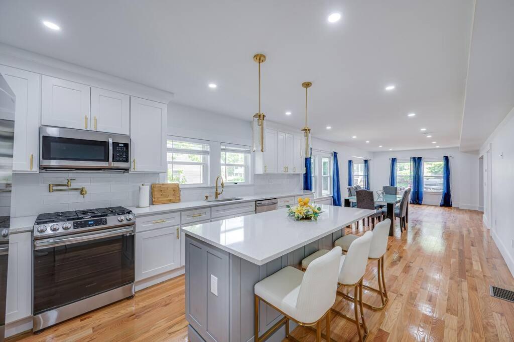 Modern Red Door Haven +5Mins To Boston Apartment Milton Bagian luar foto
