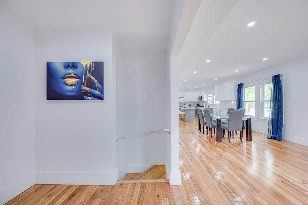 Modern Red Door Haven +5Mins To Boston Apartment Milton Bagian luar foto