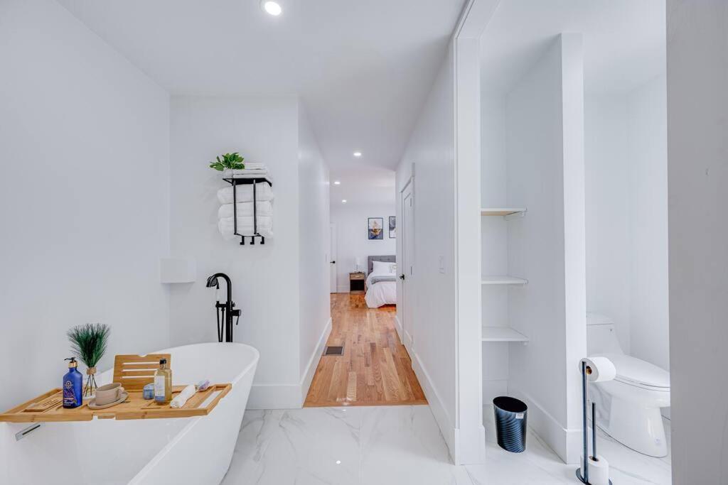 Modern Red Door Haven +5Mins To Boston Apartment Milton Bagian luar foto