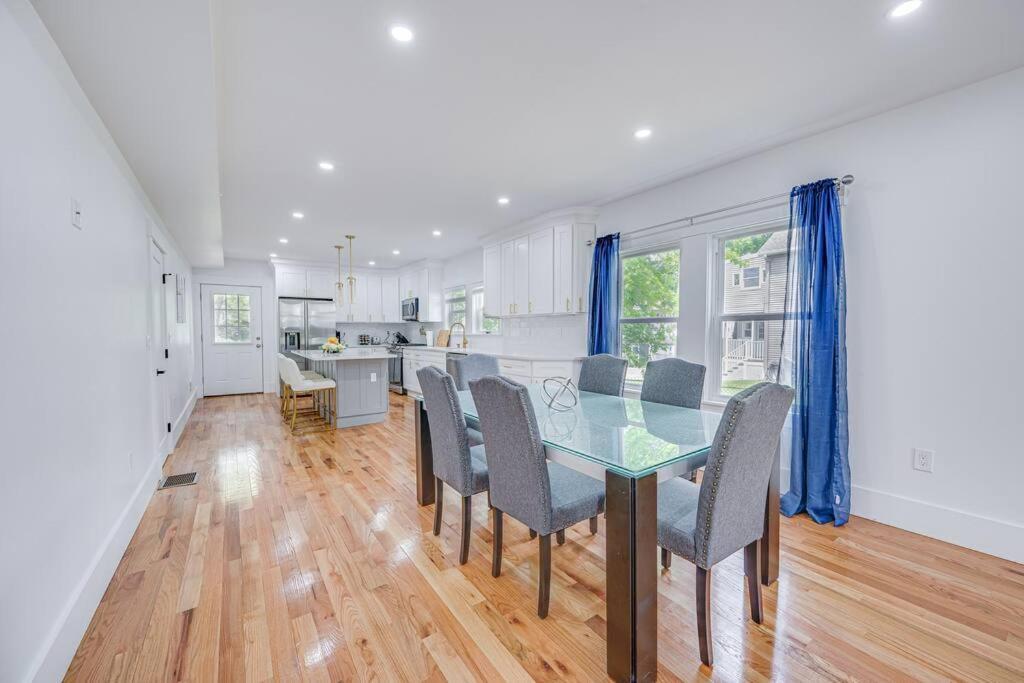 Modern Red Door Haven +5Mins To Boston Apartment Milton Bagian luar foto