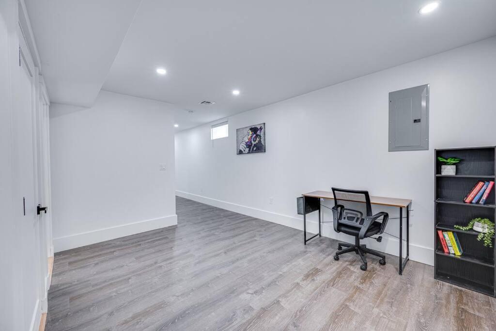 Modern Red Door Haven +5Mins To Boston Apartment Milton Bagian luar foto
