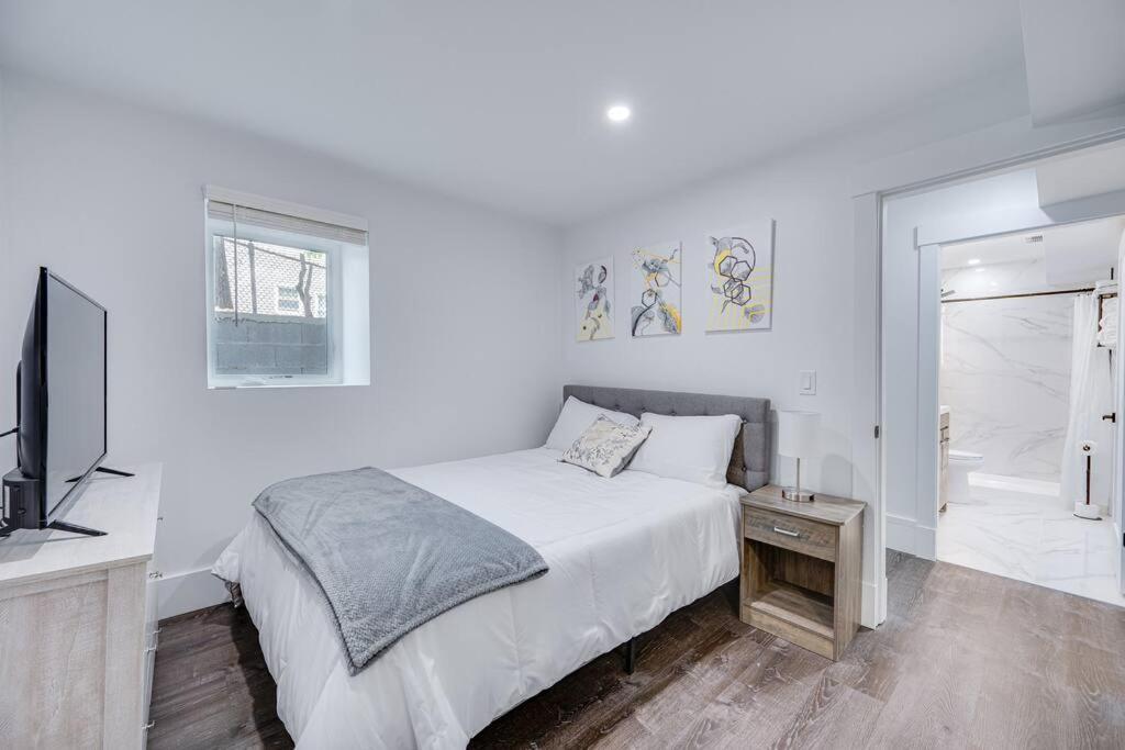 Modern Red Door Haven +5Mins To Boston Apartment Milton Bagian luar foto